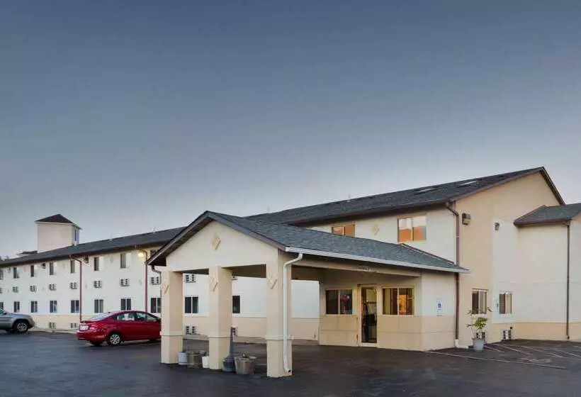 Отель Super 8 By Wyndham Rockford