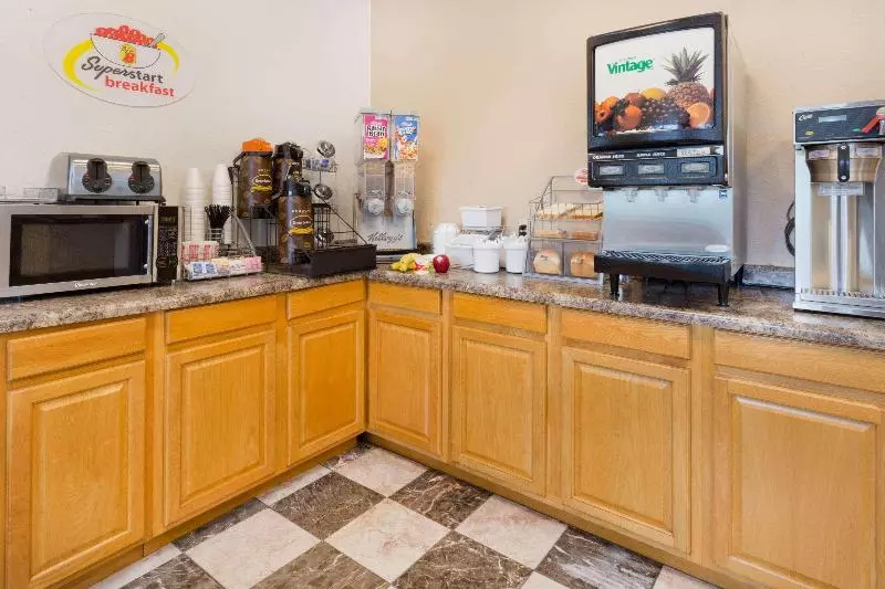 Отель Super 8 By Wyndham Rockford