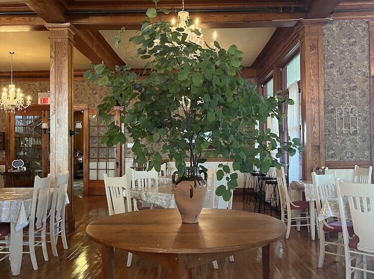 호텔 Terrace Inn And 1911 Restaurant