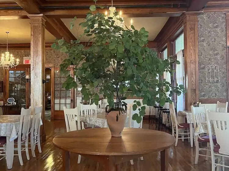 فندق Terrace Inn And 1911 Restaurant