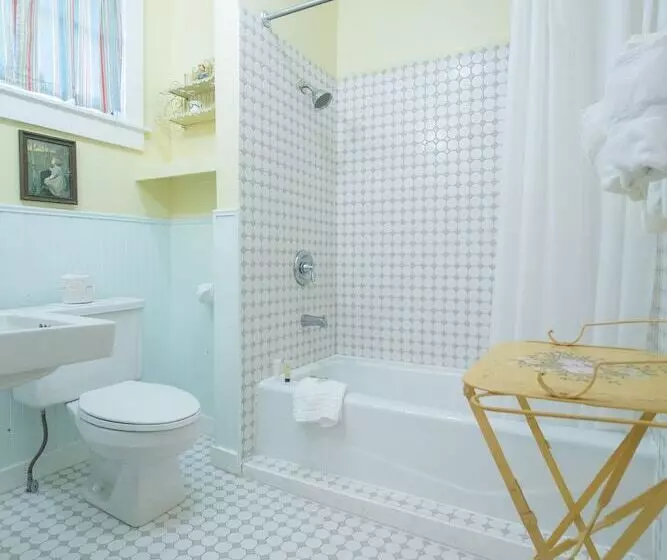 فندق Terrace Inn And 1911 Restaurant