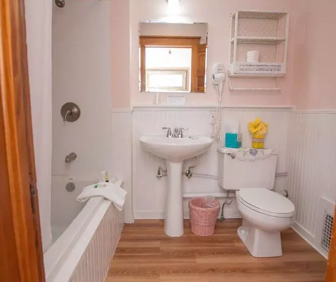 فندق Terrace Inn And 1911 Restaurant