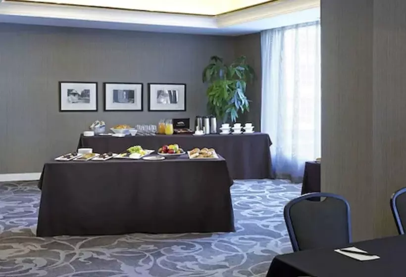 Отель Cambridge Suites Toronto