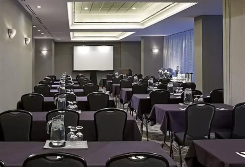 Отель Cambridge Suites Toronto