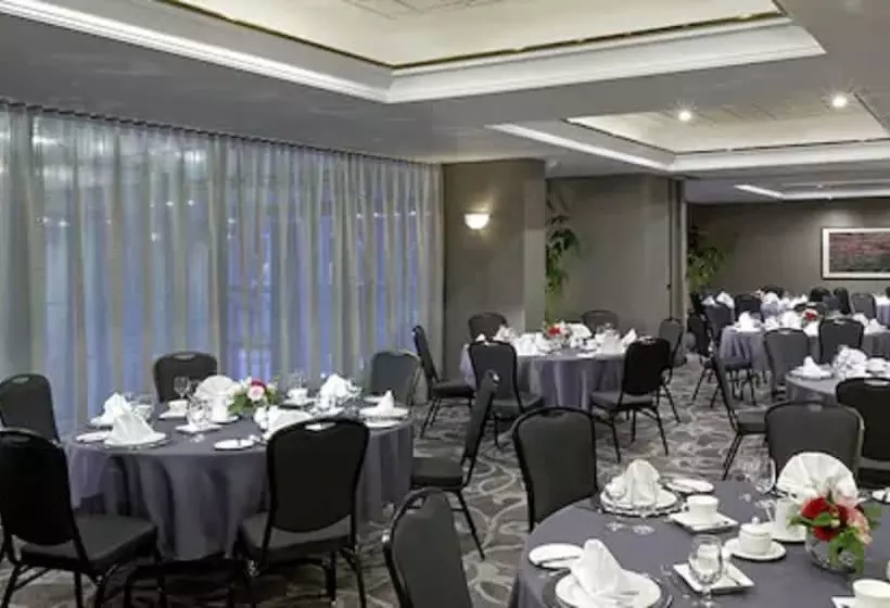 Отель Cambridge Suites Toronto