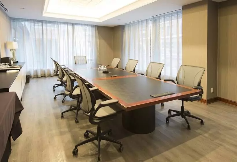 Отель Cambridge Suites Toronto