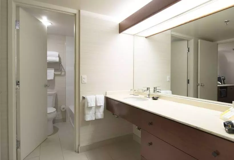 Отель Cambridge Suites Toronto