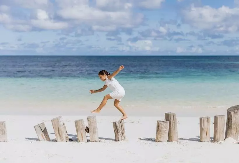 هتل Four Seasons Resort Seychelles At Desroches Island