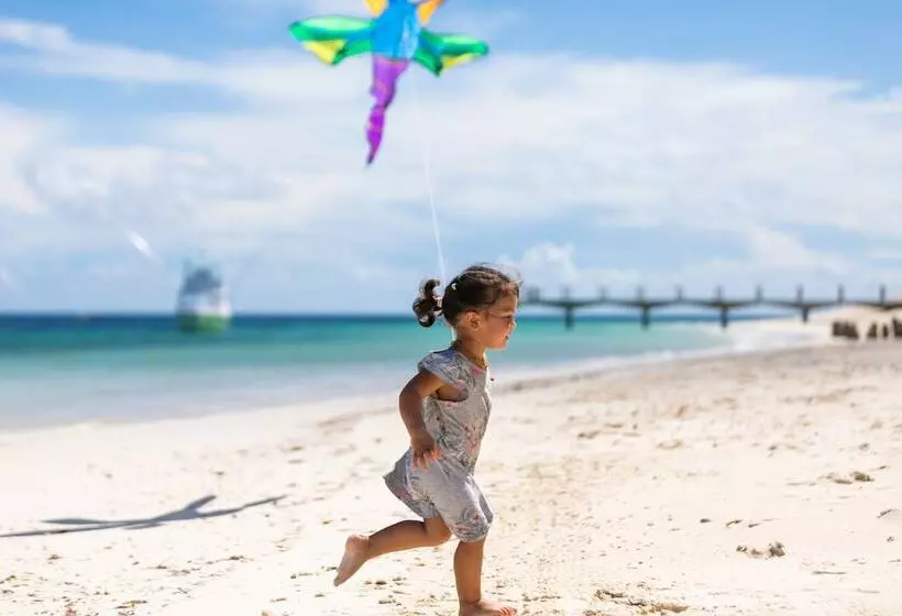 هتل Four Seasons Resort Seychelles At Desroches Island