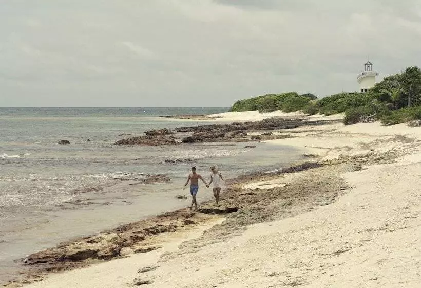 هتل Four Seasons Resort Seychelles At Desroches Island