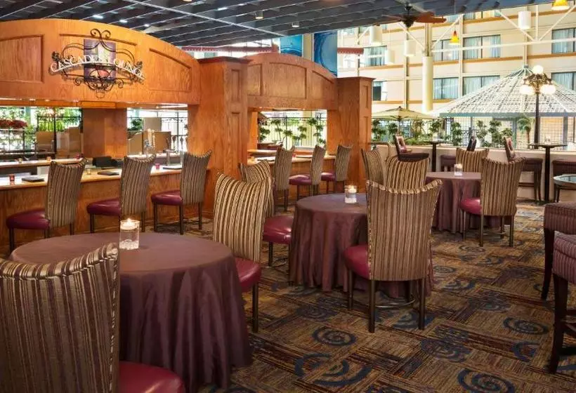 هتل Holiday Inn Toronto  Yorkdale