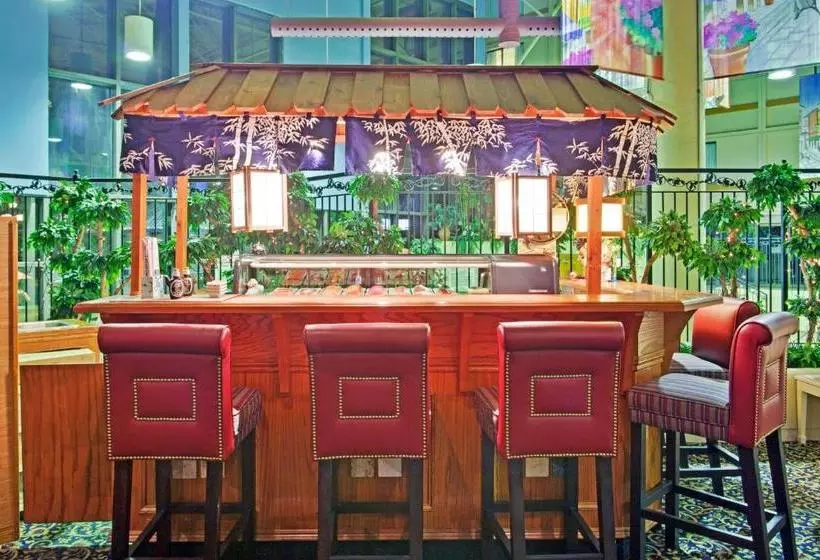 هتل Holiday Inn Toronto  Yorkdale