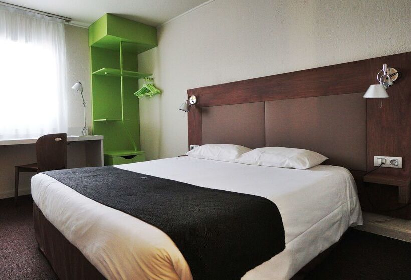 Отель Campanile Paris Ouest Chaville