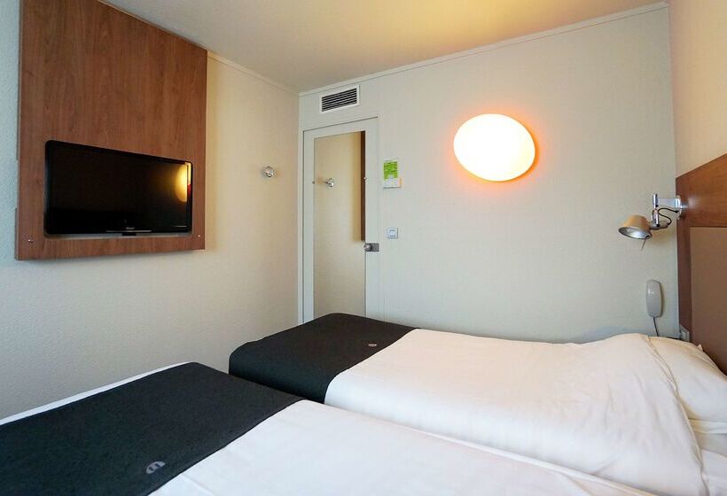 Отель Campanile Paris Ouest Chaville