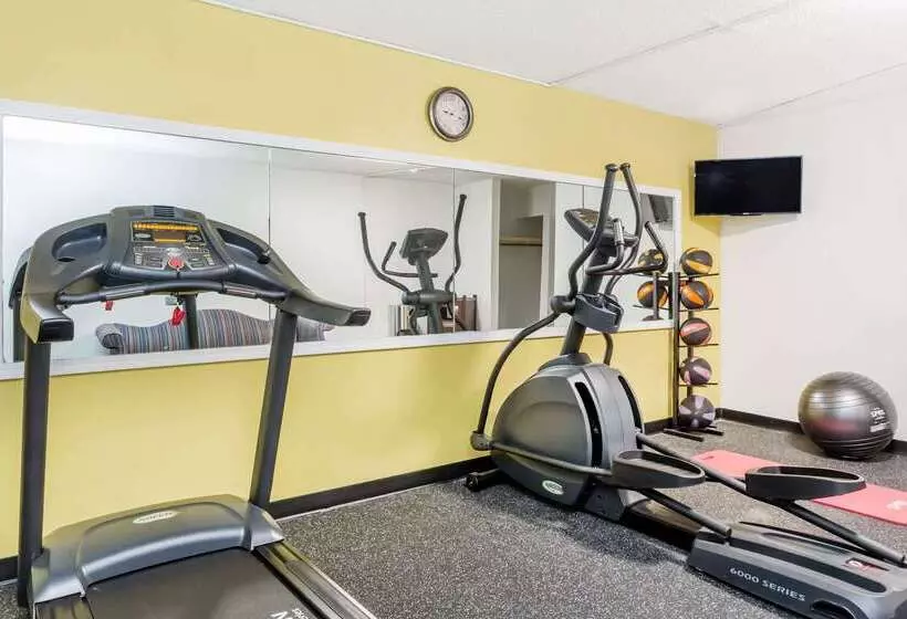 فندق Days Inn By Wyndham Hendersonville