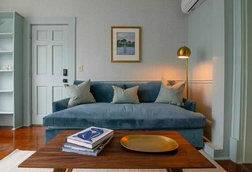 Отель The Burbank Rose Inn