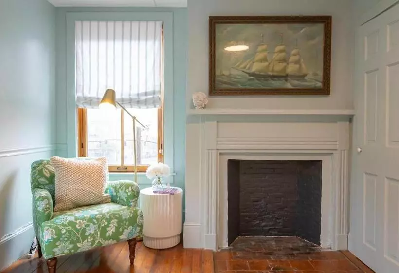 Отель The Burbank Rose Inn