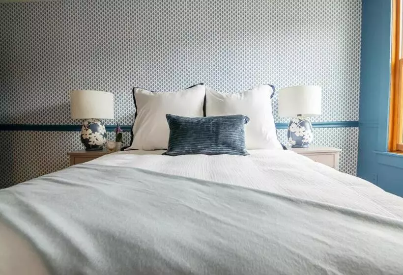 Отель The Burbank Rose Inn