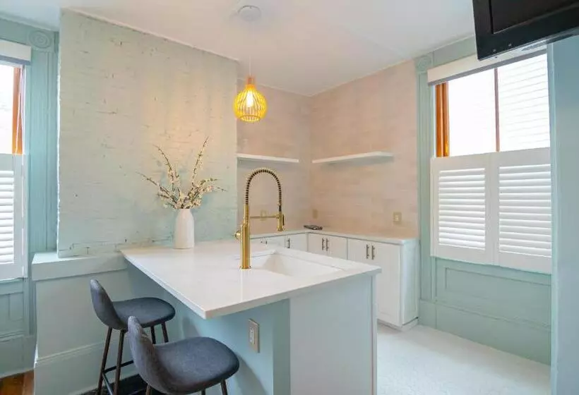 Отель The Burbank Rose Inn