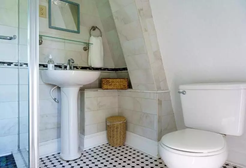 Отель The Burbank Rose Inn