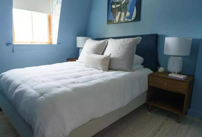 Отель The Burbank Rose Inn