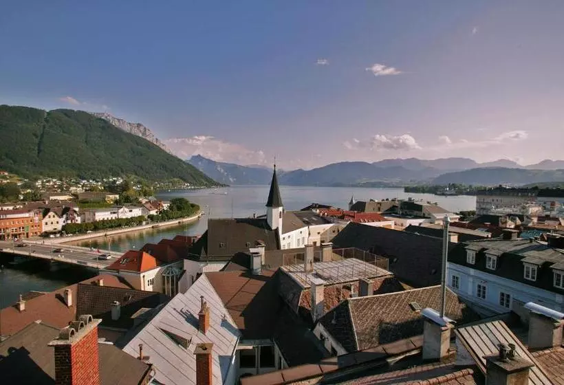 Keramikhotel Goldener Brunnen