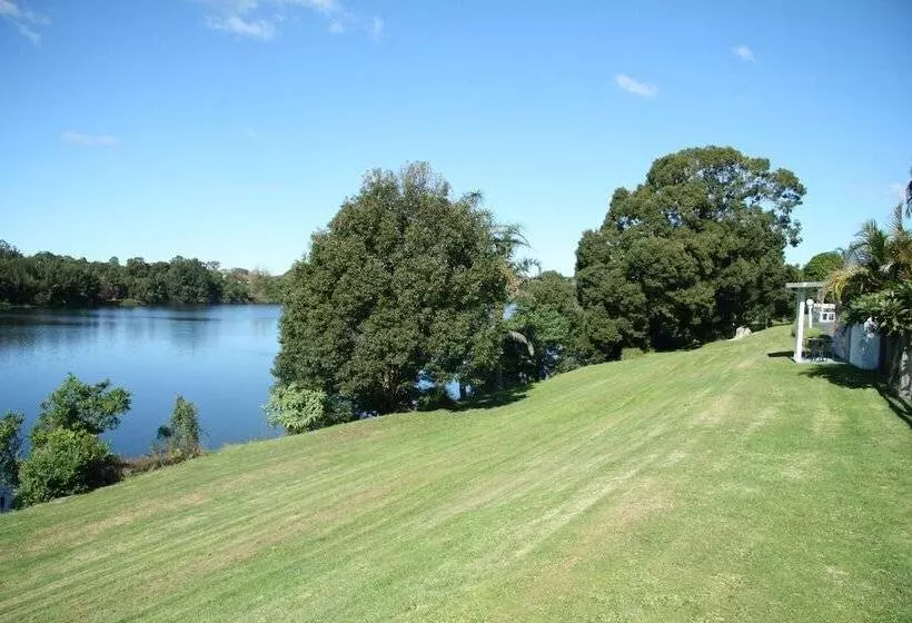 Отель Colonial Court Motor Inn