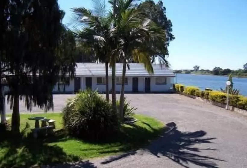 Отель Colonial Court Motor Inn