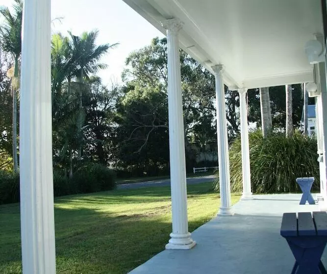 Отель Colonial Court Motor Inn