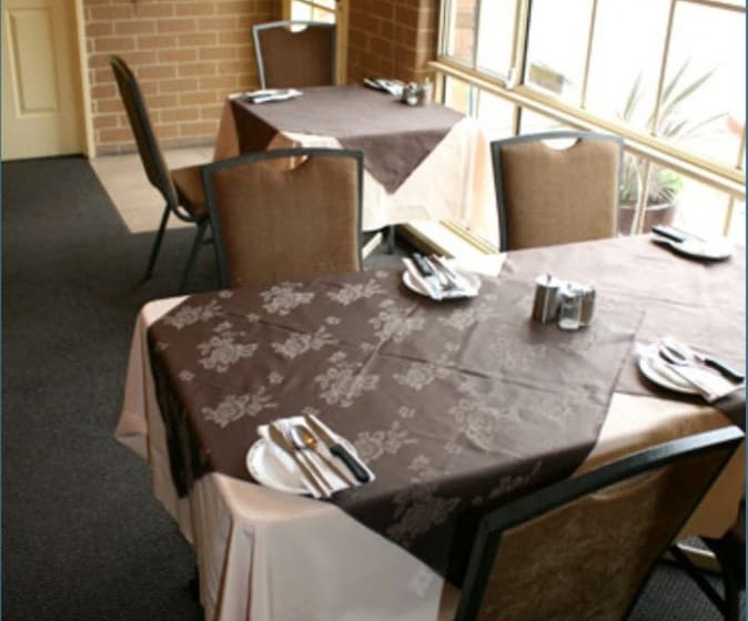 Hotel Grand Manor Motor Inn