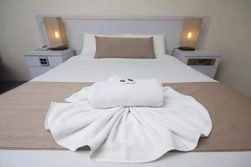 בית מלון כפרי Island Palms Motor Inn