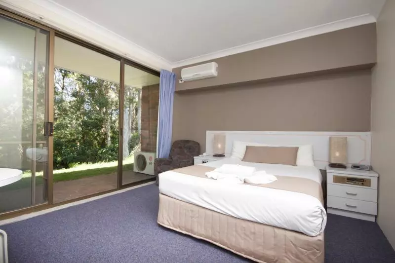 בית מלון כפרי Island Palms Motor Inn