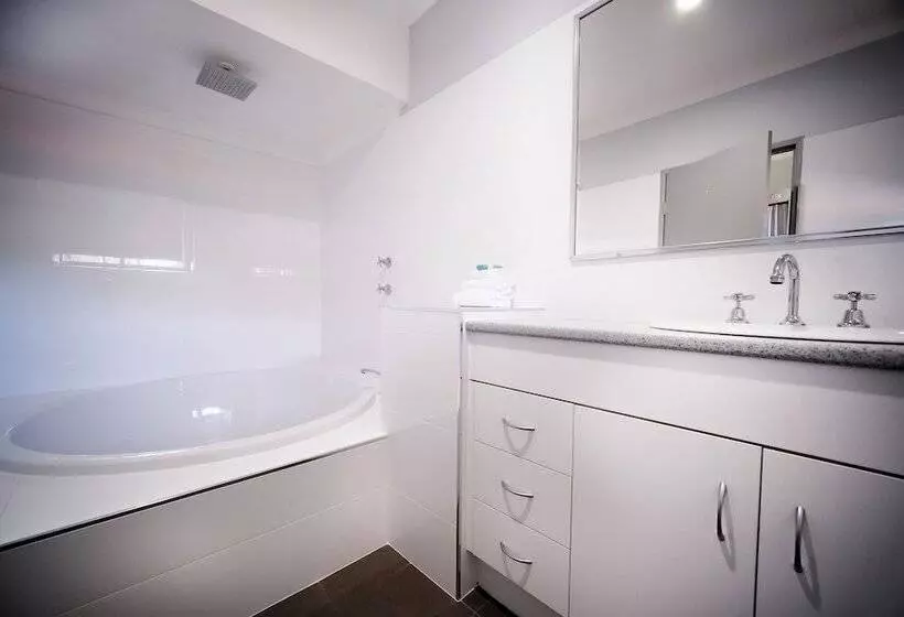 בית מלון כפרי Island Palms Motor Inn