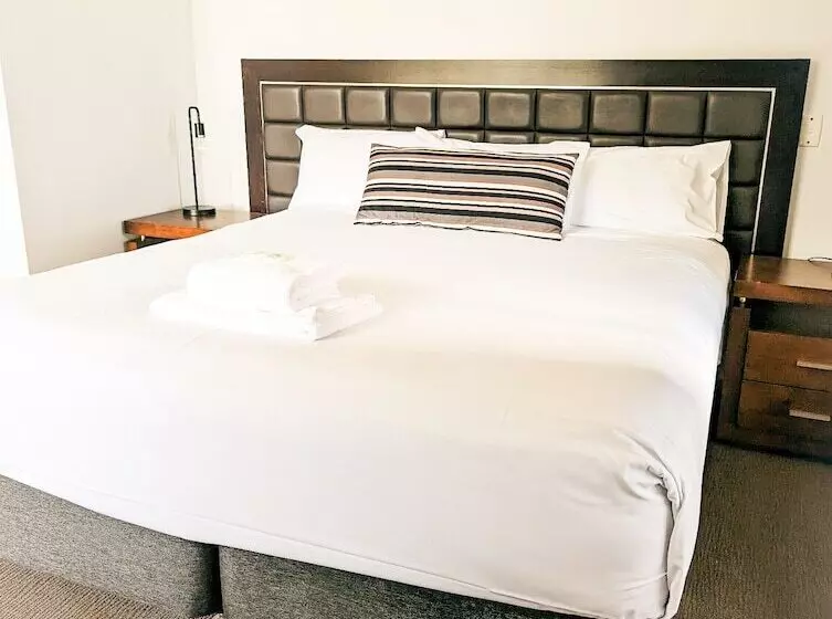 בית מלון כפרי Island Palms Motor Inn