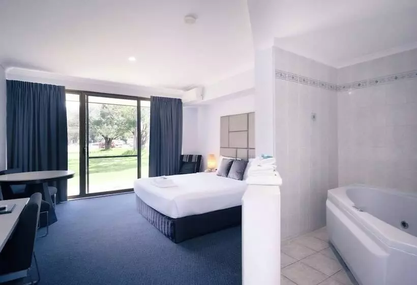 בית מלון כפרי Island Palms Motor Inn