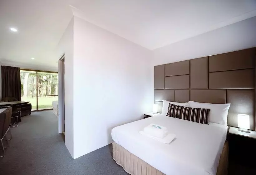 בית מלון כפרי Island Palms Motor Inn