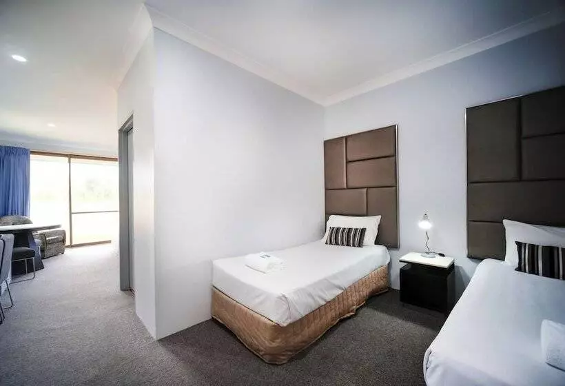 בית מלון כפרי Island Palms Motor Inn