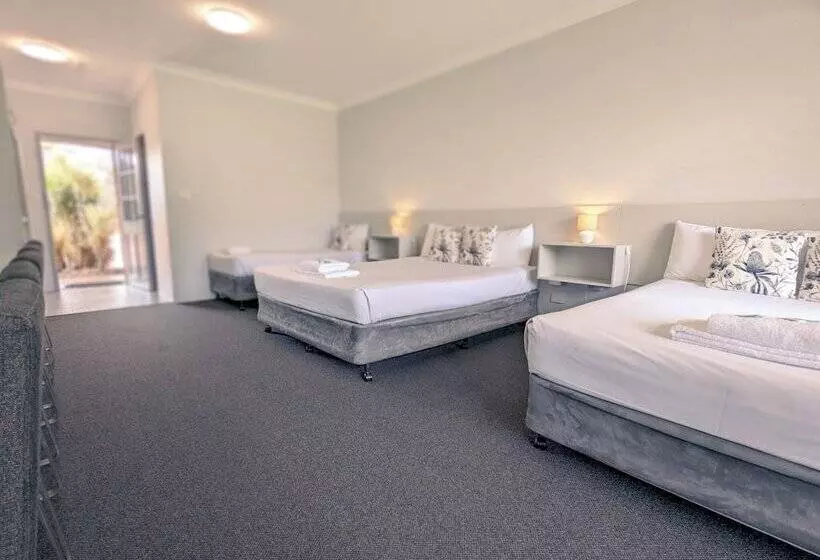 בית מלון כפרי Island Palms Motor Inn