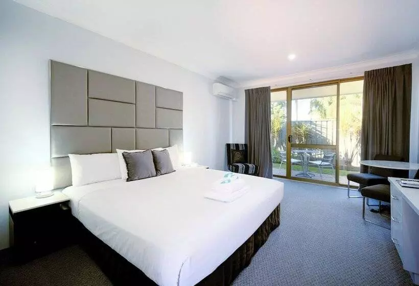 בית מלון כפרי Island Palms Motor Inn