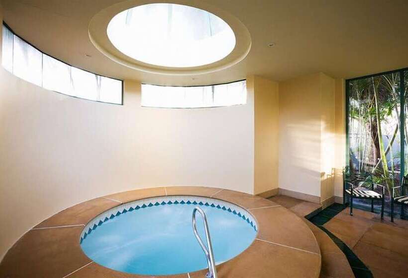 Отель Mantra Crown Towers