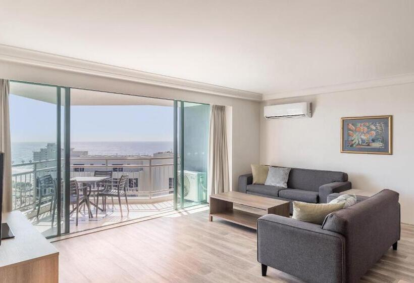 Отель Mantra Crown Towers