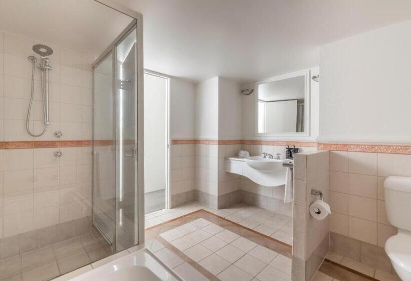 Отель Mantra Crown Towers