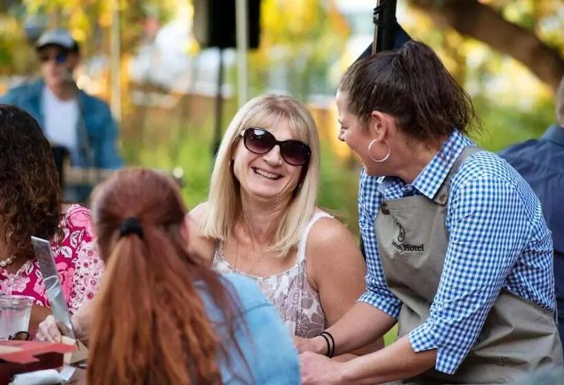 Loxton Community Hotel Motel