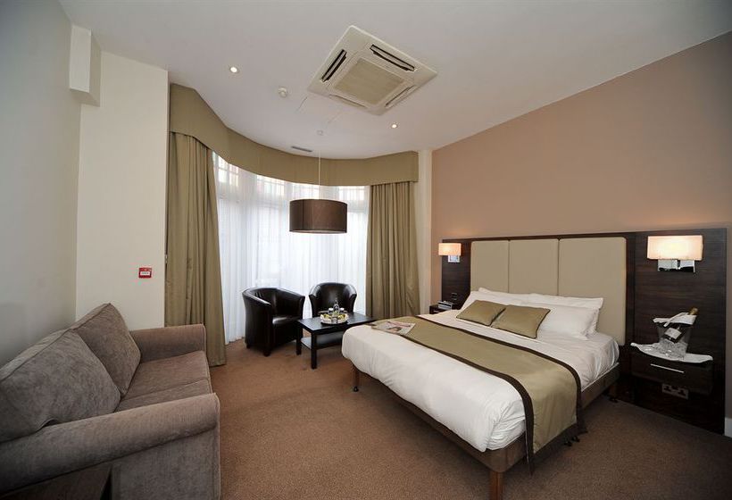 Отель The Raglan