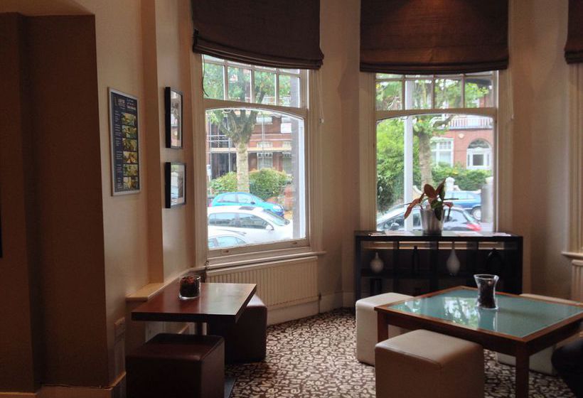 Отель The Raglan