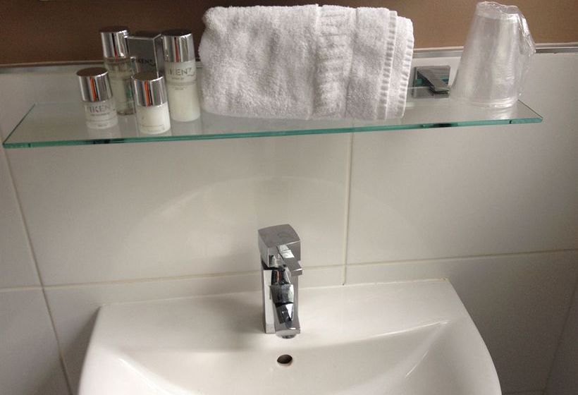 Отель The Raglan