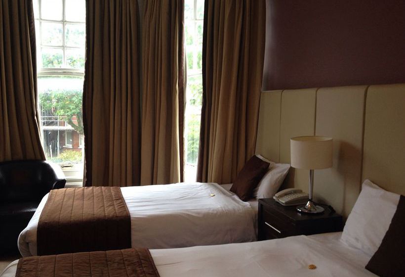 Отель The Raglan