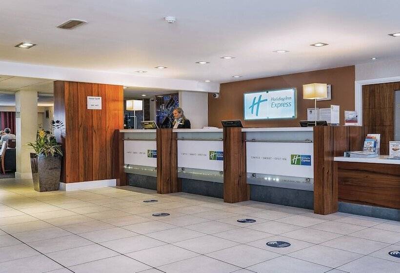 בית מלון כפרי Holiday Inn Express Glenrothes, An Ihg
