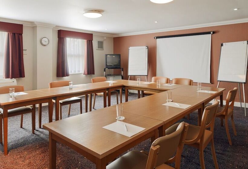 בית מלון כפרי Holiday Inn Express Glenrothes, An Ihg