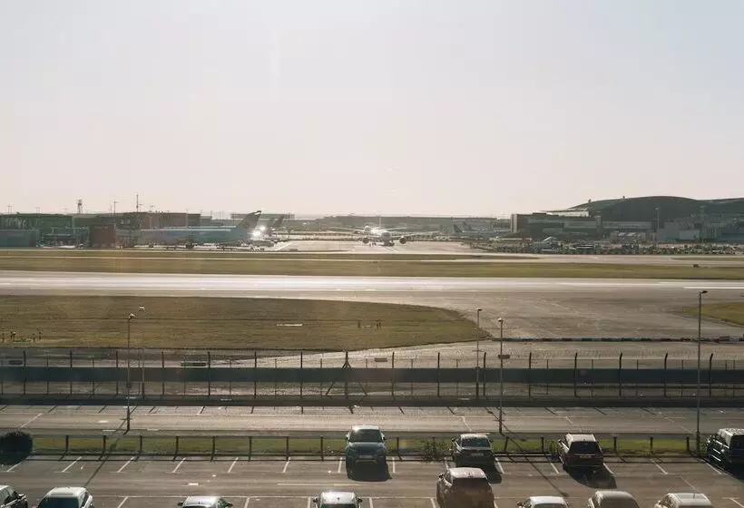 Отель Renaissance London Heathrow